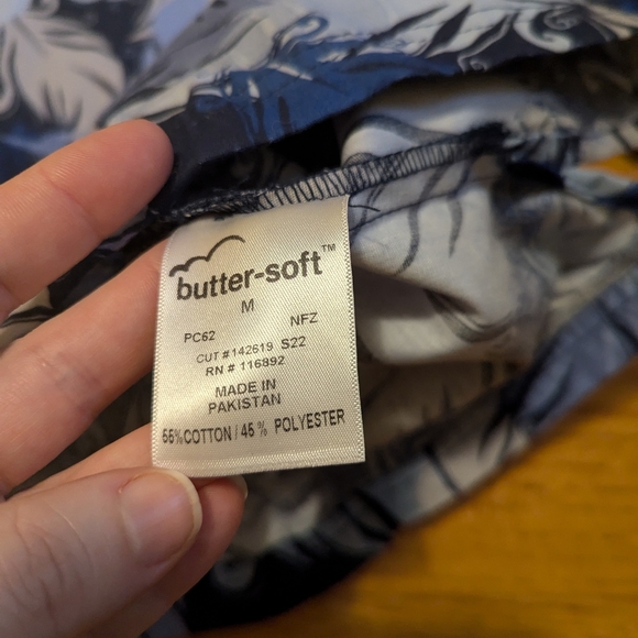 Butter-soft by Uniform Advantage feather print scrub top size medium - Picture 3 of 3